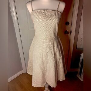 Isaac mizrahi | white/tan seersucker a-line midi dress; size 8
